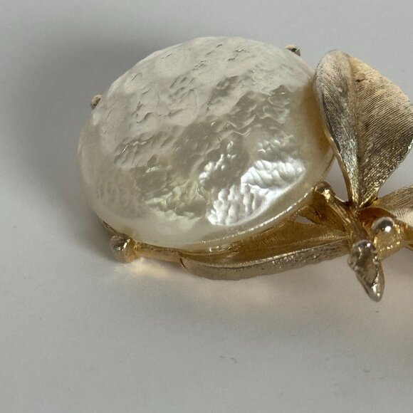Sarah Coventry Faux Pearl Brooch Pin Baroque Vintage Gold-Tone White Flower Leaf - Picture 4 of 14